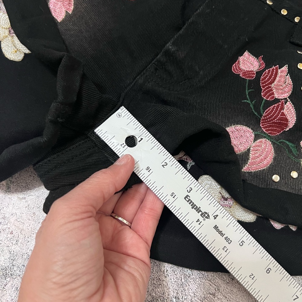 One Teaspoon Bandits Low Rise Relaxed Black Denim Floral Embroidered Shorts 26 - Picture 9 of 11